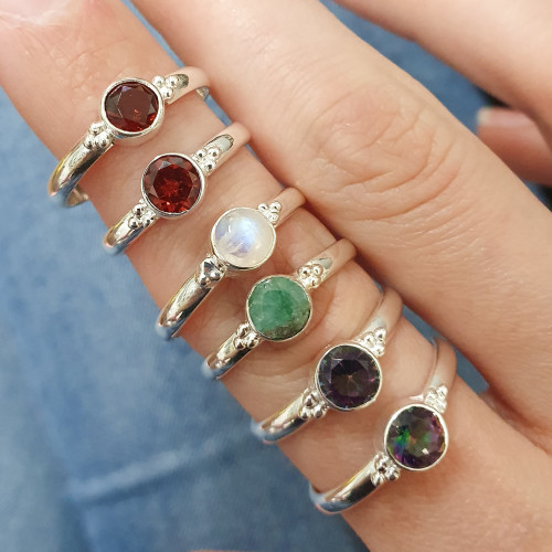 Strieborný prsteň Granát (52,56)