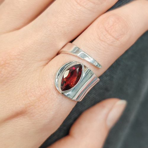 Strieborný prsteň Granát