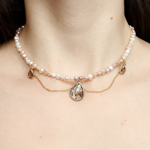 Perlový náhrdelník s mušľami