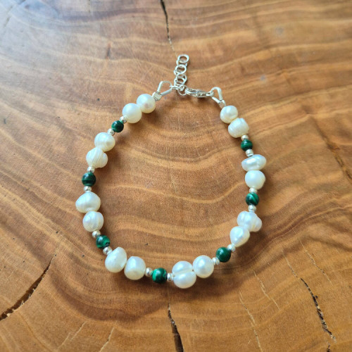 Perlový náramok s malachitom